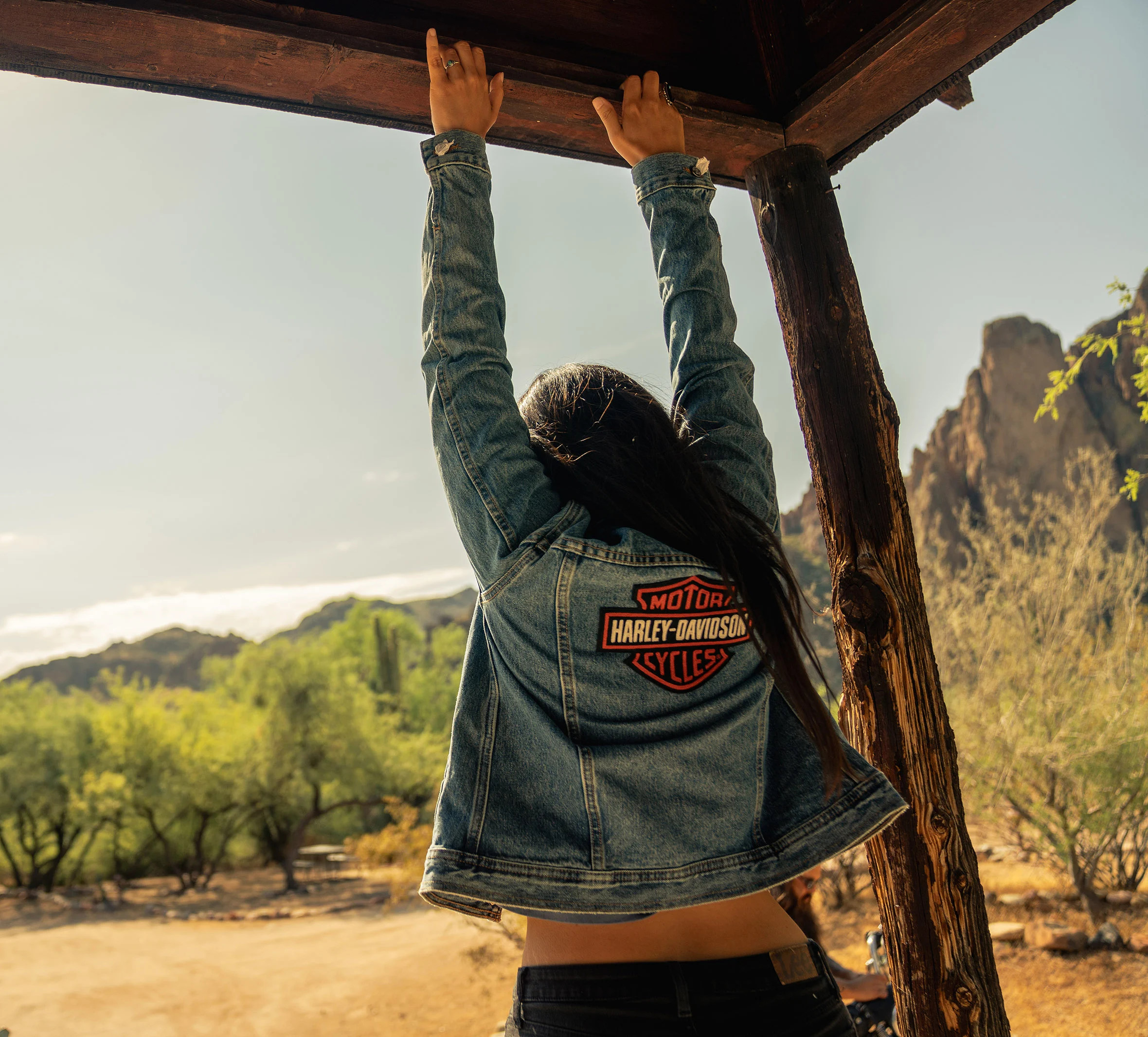 Women's Essential Bar & Shield Denim Jacket - Medium Indigo