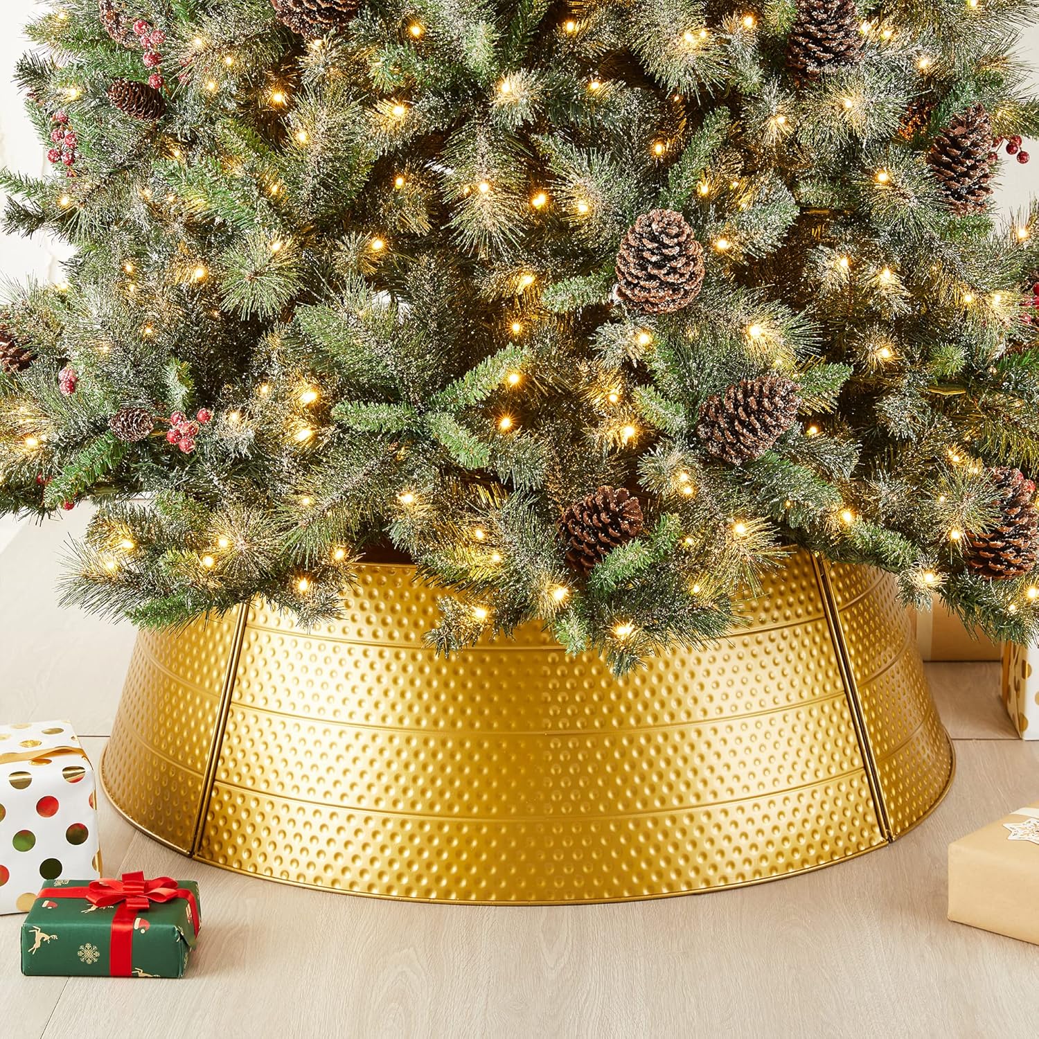 Glitzhome Adjustable Hammered Metal Christmas Tree Collar Decorations, 40.5