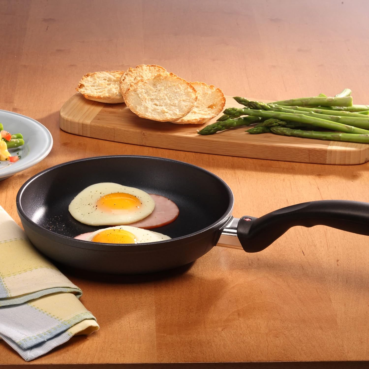 Swiss Diamond 8 Inch Frying Pan Nonstick Diamond Frying Pan, Aluminum Coated Skillet, Dishwasher Safe and Oven Safe Fry Pans with Stainless Steel Handle, Grey
